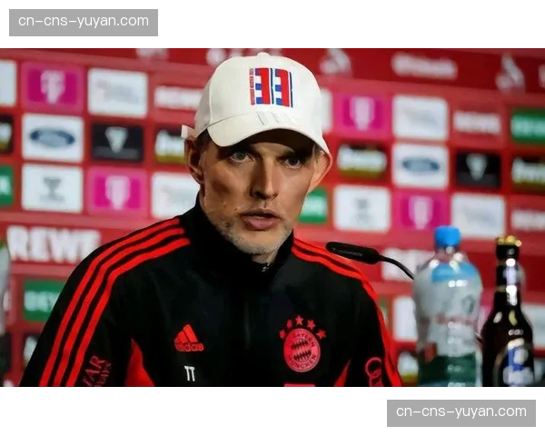 特写镜头：第70分钟，拜仁主帅图赫尔场边手势示意防线前压